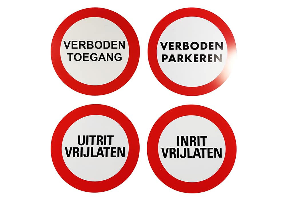 Diverse ronde borden rondom de werkplaats - Kentekenplaathouders.nl